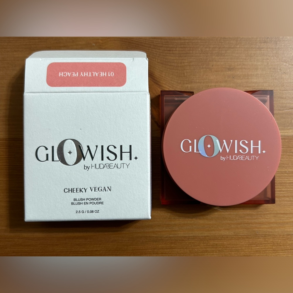 Huda Beauty GloWish Cheeky Vegan Blush Powder healthy peach 01 Warm soft peach